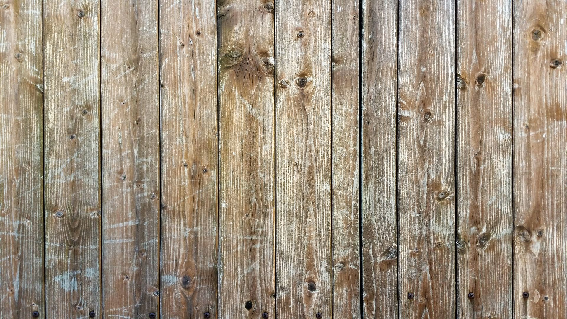 How to Clean a Wooden Fence